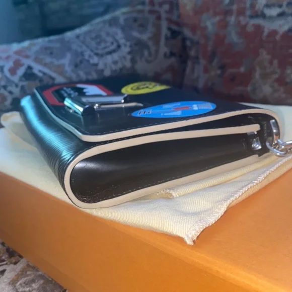 LOUIS VUITTON Epi World Tour Lock Twist crossbodybag/clutch LIMITED EDITION - Picture 5 of 13